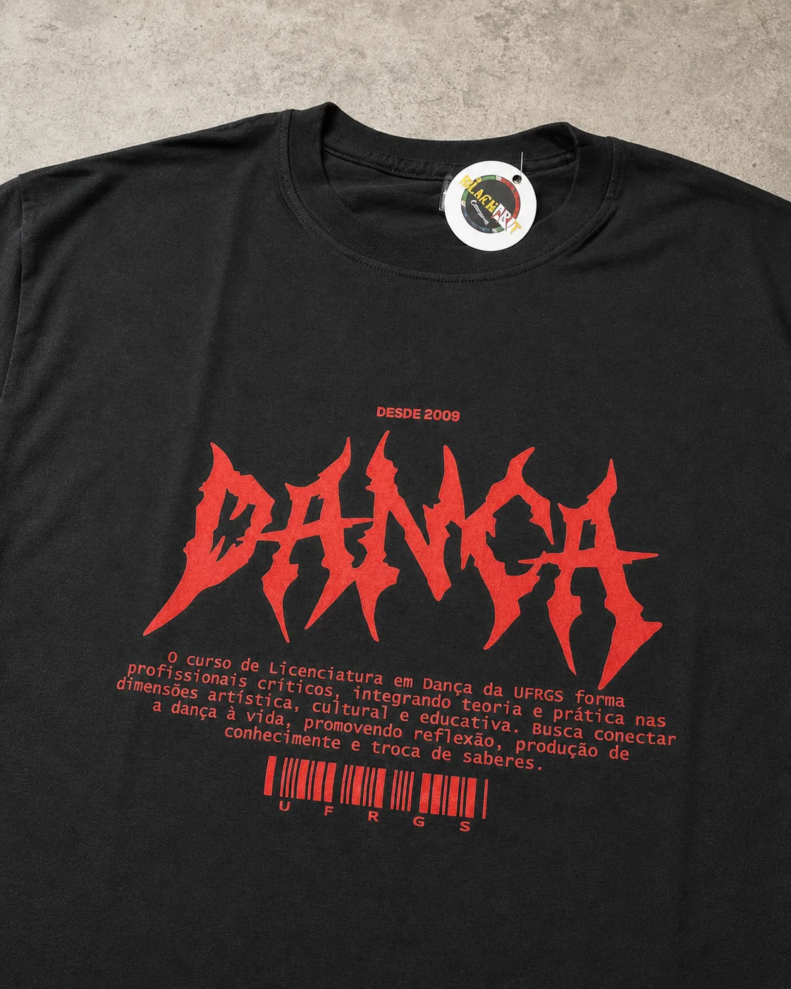 Camiseta preta Dança UFRGS com estampa vermelha